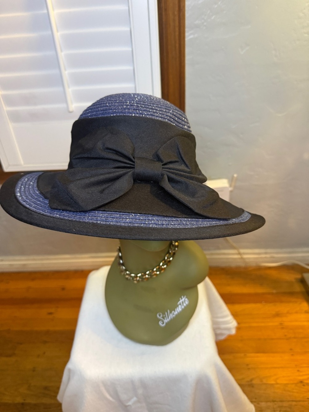 Elegant Black and Navy Straw Sun Hat with Bow